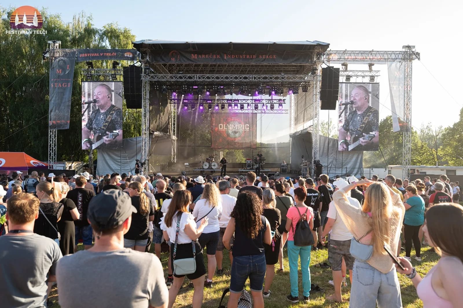 Zaplněný areál před hlavním pódiem Festivalu v Telči 2026